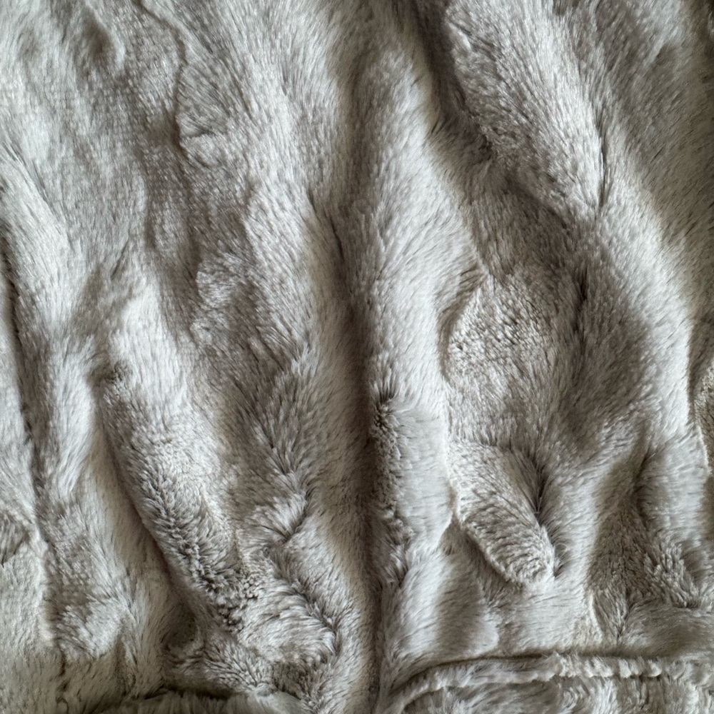 Luxurious Cream Robe - Picture 2 of 3